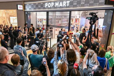 Die Eröffnung des Pop Mart-Ladens in Berlin sorgte für großen Andrang.