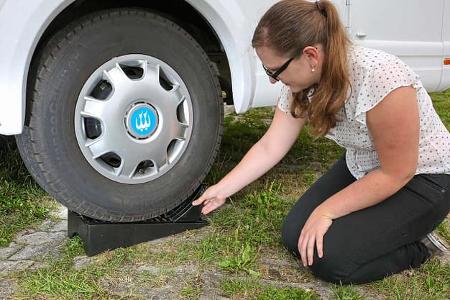 Gerät das Fahrzeug beim Einsetzen des Keils ins Rollen, kommen die Finger schnell unter die Reifen.