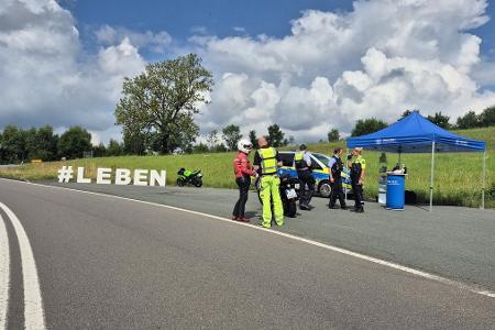 Die Verkehrssicherheitsberaterinnen und -berater der Polizei führten jede Menge interessanter Gespräche mit den Bikern Die Verkehrssicherheitsberaterinnen und -berater der Polizei führten jede Menge interessanter Gespräche mit den Bikern