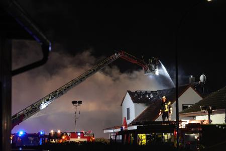 Der Brand in Wächtersbach hatte wegen seines vermeintlich rechtsextremistischen Hintergrunds für überregionales Aufsehen gesorgt. Tatsächlich wollte der pakistanische Brandstifter die Ermittler laut Urteil mit aufgesprühten rassistischen Parolen auf die falsche Fährte lenken. (Archivfoto) Der Brand in Wächtersbach hatte wegen seines vermeintlich rechtsextremistischen Hintergrunds für überregionales Aufsehen gesorgt. Tatsächlich wollte der pakistanische Brandstifter die Ermittler laut Urteil mit aufgesprühten rassistischen Parolen auf die falsche Fährte lenken. (Archivfoto)