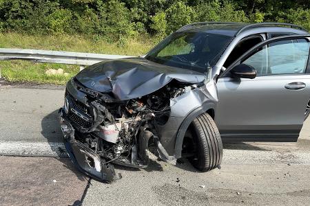 Bild 01: verunfallter Mercedes