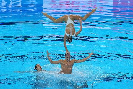 Wasserakrobatik: Das spanische Team zeigt sein Können im Akrobatik-Finale bei der Schwimm-WM in Singapur.
