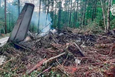 Überreste der abgestürzten An-24 mitten in der Taiga. Überreste der abgestürzten An-24 mitten in der Taiga.