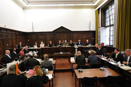 Der Prozess findet im Saal 237 statt, weil der genug Platz für so viele Zuschauer bietet.