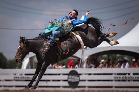 Cheyenne Frontier Days: Jess Pope im Bareback-Wettkampf