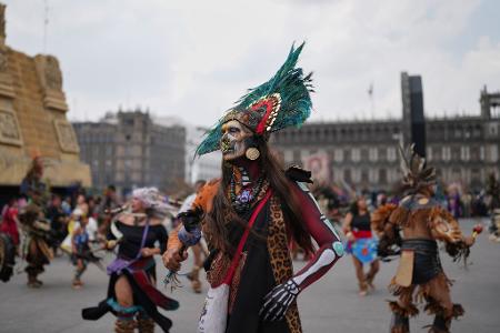 Menschen feiern den Jahrestag der Gründung von Tenochtitlan, dem heutigen Mexiko-Stadt.