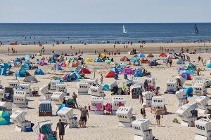 Eine Woche am Strand - oder auch nur bei Freunden - ist für viele Menschen zu teuer. (Archivbild)