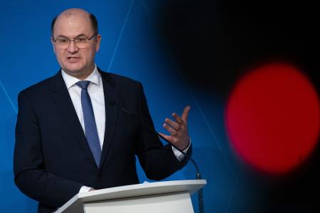 Bayerns Finanzminister Albert Füracker (CSU) sieht das Ausgleichssystem unter den Bundesländern am Ende. Er sorgt sich um eine Überforderung der Geberländer. (Archivbild) 