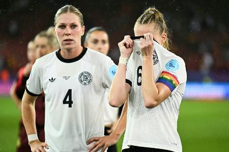 Steinmeier und Merz trösten DFB-Frauen Steinmeier und Merz trösten DFB-Frauen