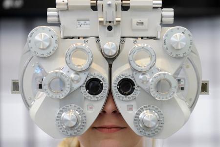 Trägt man eine Brille oder Kontaktlinsen, sollte einmal im Jahr die Sehleistung und Augengesundheit überprüft werden.