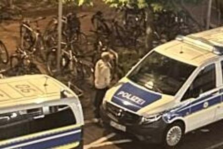 Mann pinkelt gegen Dienst KFZ
Foto: Bundespolizei Mann pinkelt gegen Dienst KFZ
Foto: Bundespolizei