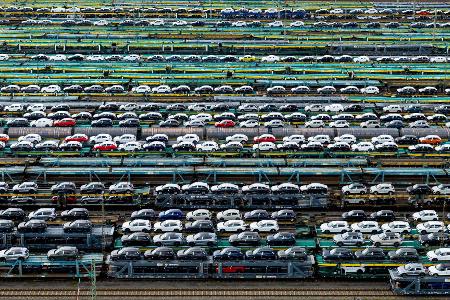 Autotransporte in Bremen: Auf die deutsche Automobilindustrie kommen durch den Zolldeal erhebliche Belastungen zu.