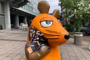 Die Maus-Figur vor dem WDR-Gebäude in Köln wurde mit vielen Pflastern versorgt.