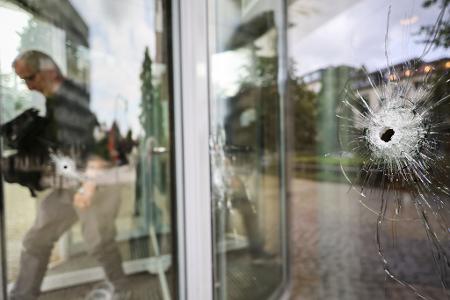 Rund zehn Einschusslöcher und mehrere Patronenhülsen sowie Patronen hat die Polizei gefunden.