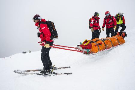 Bergretter sind oft unter widrigsten Wetterbedingungen im Einsatz (Archivbild)