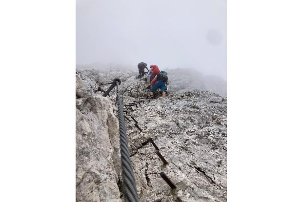 Am Klettersteig gehören festes Schuhwerk, Helm, Gurt und Klettersteigset zur Ausrüstung. 