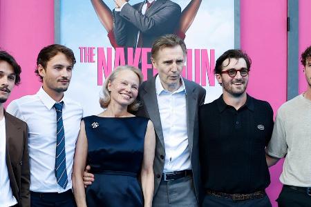 Pamela Anderson und Liam Neeson: Mit vier Söhnen zur Filmpremiere Pamela Anderson und Liam Neeson: Mit vier Söhnen zur Filmpremiere