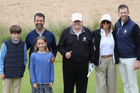 Donald Trump eröffnet mit seiner Familie neuen Golfplatz in Schottland Donald Trump eröffnet mit seiner Familie neuen Golfplatz in Schottland