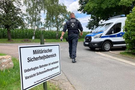Der Umkreis der Absturzstelle wird zum militärischen Sicherheitsbereich und zur Flugverbotszone erklärt. 