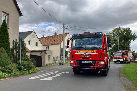 Die Feuerwehr ist schnell mit vielen Kräften vor Ort.