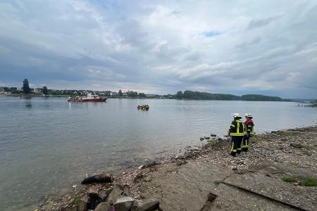 Kräfte von Feuerwehr und DRK Wasserwacht bei der Bergung des PKW Kräfte von Feuerwehr und DRK Wasserwacht bei der Bergung des PKW