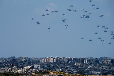 Bundeswehrmaschinen sollen sich an den Abwürfen von Hilfsgütern über Gaza beteiligen. (Archivbild) 