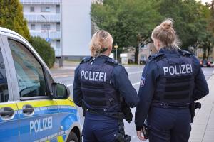 Symbolbild Streifenwagen mit Polizistinnen
