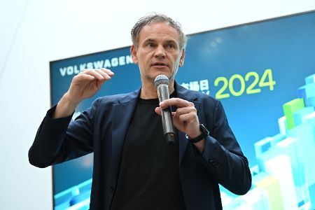 Oliver Blume, CEO der Volkswagen-Gruppe, spricht vor Journalisten