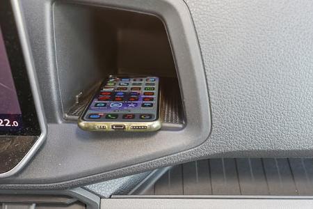 VW Grand California, Armaturenbrett, induktive Ladefläche
