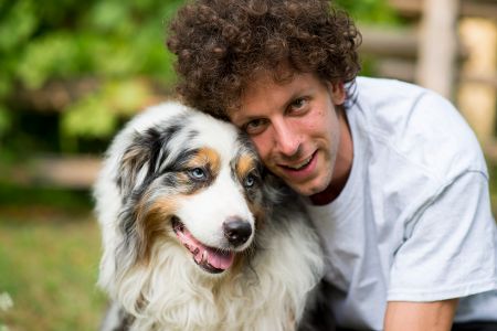 Australian Shephard mit einem Mann