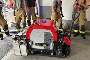 Pumparbeiten in einer Tiefgarage. Bildquelle: Feuerwehr Stuttgart