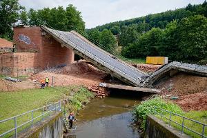 Die Brücke stürzt durch Sprengung ein