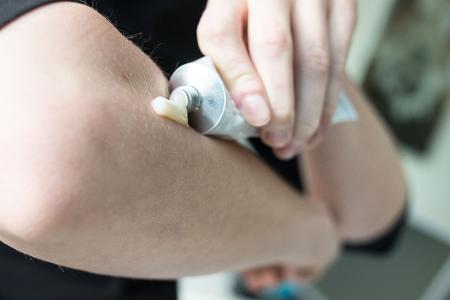 Fünf Schmerzsalben schneiden bei der Zeitschrift "Öko-Test" sehr gut ab - drei setzen auf Ibuprofen, jeweils eine auf Piroxicam und Felbinac. 