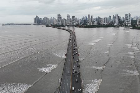 Die Tsunami-Warnung führte in mehreren Ländern zu Verkehrsbehinderungen.