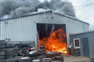 Lagerhalle im Vollbrand