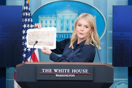 Projektgrafiken zeigen goldene Kronleuchter über einem Saal im hell gehaltenen Look. Projektgrafiken zeigen goldene Kronleuchter über einem Saal im hell gehaltenen Look.