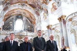 "Unsere Herzen sind voller Trauer", sagte Schnieder in der voll besetzten Kirche Münster Unserer Lieben Frau. 