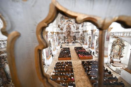 Fünf Tage nach dem Zugunglück in Riedlingen mit drei Toten versammelten sich Angehörige, Rettungskräfte und Vertreter aus der Politik zu einem Trauergottesdienst. 