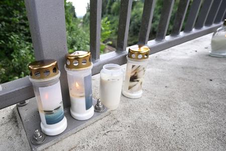 Am Unglücksort nach dem Zugunfall in Riedlingen erinnern Kerzen an die Opfer.