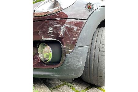 An dem BMW Clubman blieb ein deutlicher Schaden im linken Frontbereich zurück. Wer kann Hinweise auf den Verursacher geben? An dem BMW Clubman blieb ein deutlicher Schaden im linken Frontbereich zurück. Wer kann Hinweise auf den Verursacher geben?