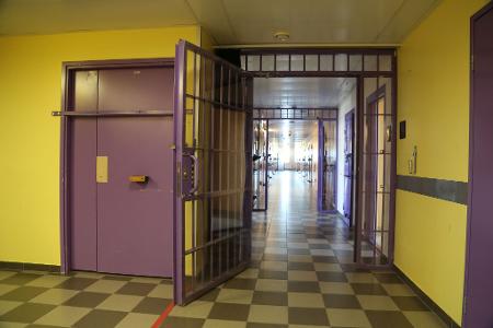 Mit seinen bunten Farben wirkt die Haftanstalt wie eine Art Hostel mit Schloss.