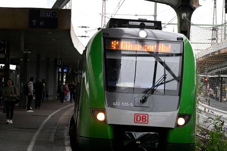 Bei der Bahn hat es innerhalb von zwei Tagen einen dritten mutmaßlich vorsätzlich verursachten Kabelbrand gegeben.