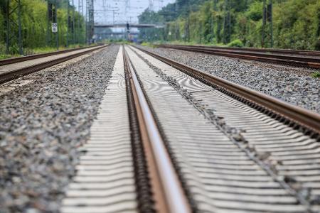 Nach dem Brandanschlag auf die Bahnstrecke Düsseldorf-Duisburg ist die bundesweite Hauptlinie der Bahn wieder für den Zugverkehr freigegeben.