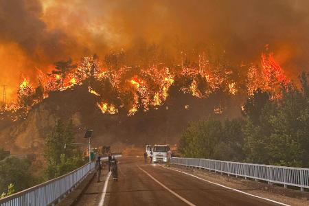 Feuerwehrleute in der Türkei konnten die schlimmsten Waldbrände inzwischen unter Kontrolle bringen.