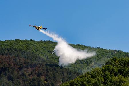 Die Brandbekämpfung aus der Luft ist gerade in unwegsamem Gelände oft die einzige Möglichkeit, die Flammen direkt zu bekämpfen.