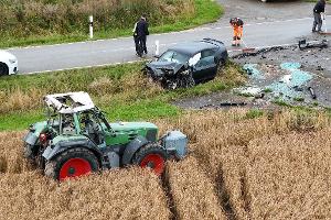 Bei dem Überschlag wurde ein vierjähriger Junge aus dem Traktor geschleudert und schwer verletzt. 