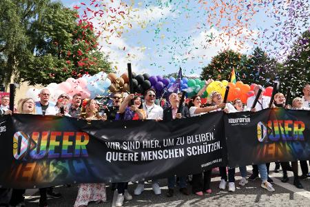 Bei gutem Wetter gingen Zehntausende in Hamburg für mehr Schutz queerer Menschen auf die Straße.
