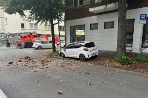 beschädigter PKW und Trümmerteile