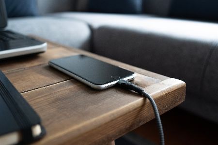 Manipulierte Ladegeräte bedrohen Smartphones – so schützt Du Dich