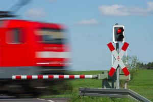 Ein Lkw-Fahrer zog das Auto der 78-Jährigen von den Gleisen, Sekunden bevor ein Zug durchfuhr. (Symbolbild)
